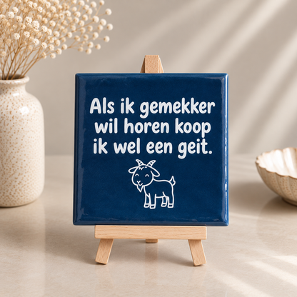 Grappig donkerblauw tegeltje met geit en tekst op houten tegelhouder