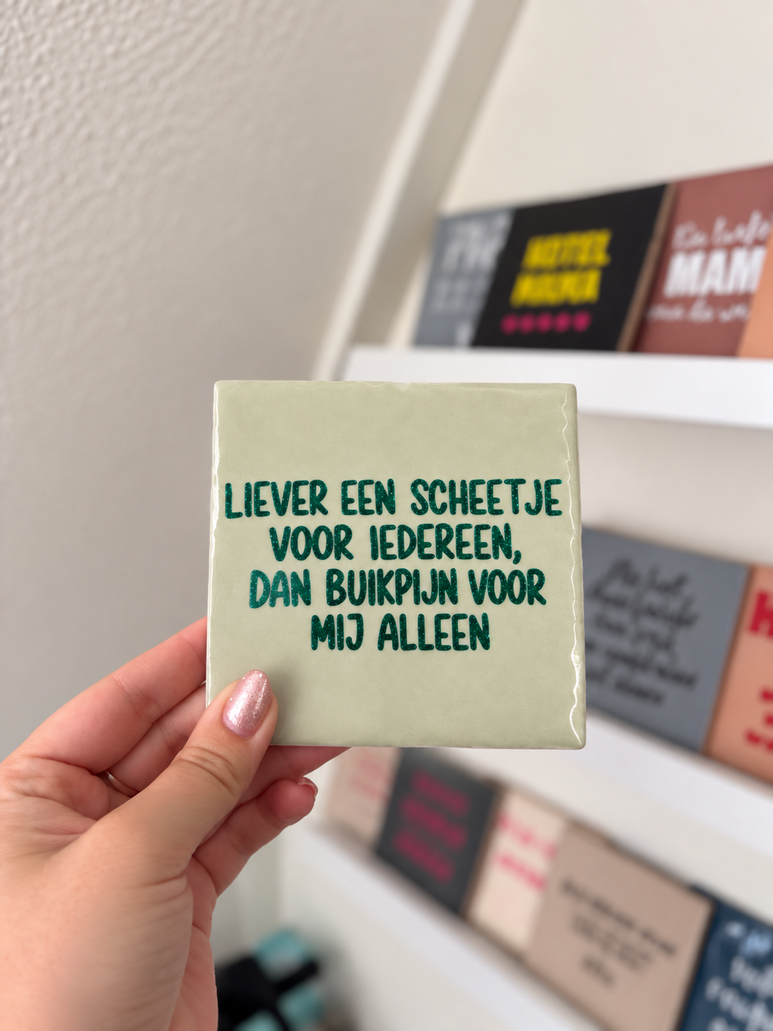 Grappig tegeltje met groene glittertekst Liever een scheetje voor iedereen
