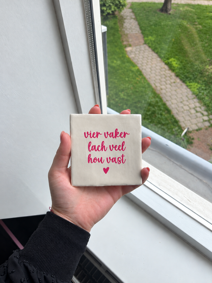 Parelmoer Tegeltje – Vier Vaker, Lach Veel, Hou Vast | Roze