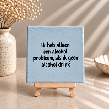 Grappig lichtblauw alcohol tegeltje op houten tegelhouder