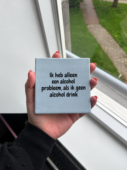 Lichtblauw tegeltje Ik heb alleen een alcoholprobleem met zwarte tekst