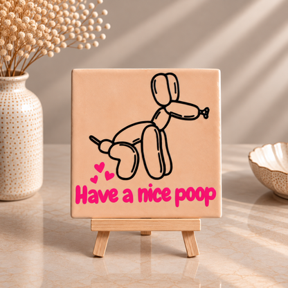 Roze Have a Nice Poop tegeltje op houten tegelhouder