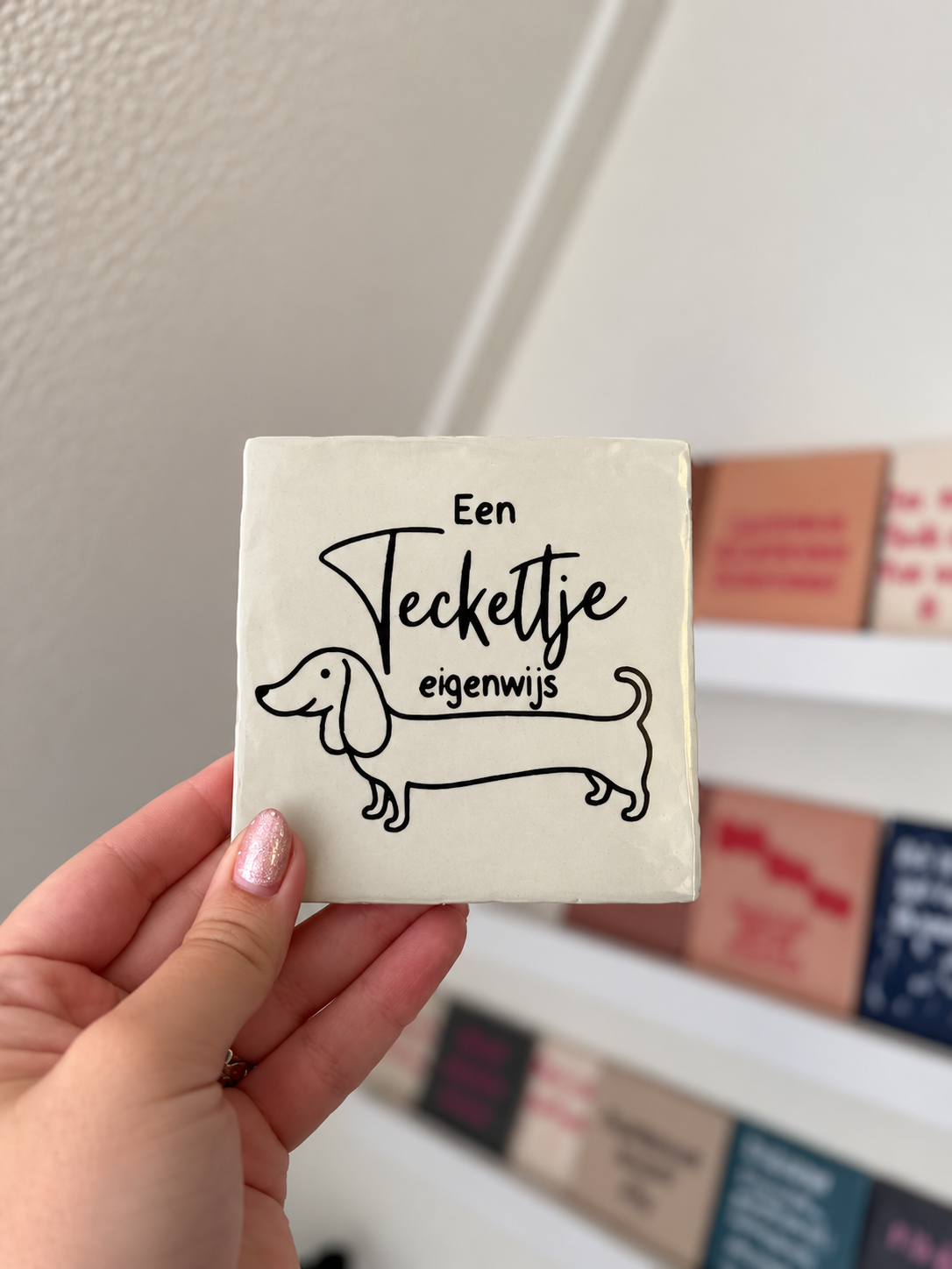 Detail van teckel tegeltje met teckel illustratie en tekst
