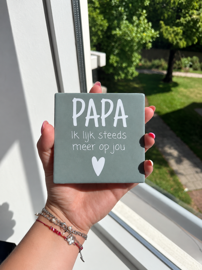 Tegeltje Papa – Ik lijk steeds meer op jou