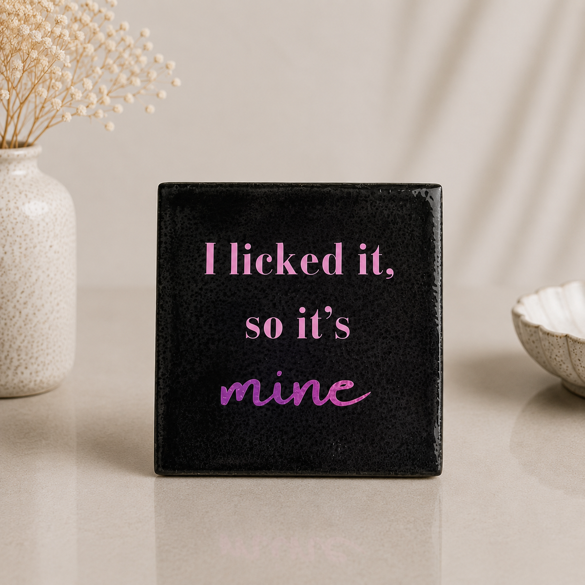 Zwart tegeltje I licked it so it's mine met roze en holografische tekst